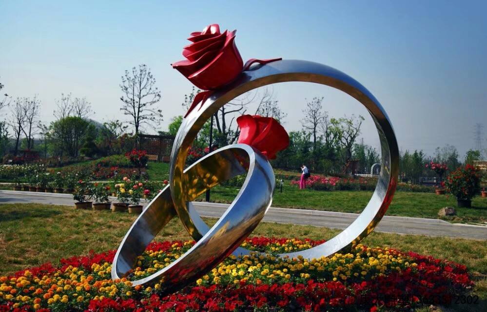 不銹鋼雕塑的特點(diǎn)有哪些？如何進(jìn)行設(shè)計(jì)制作？